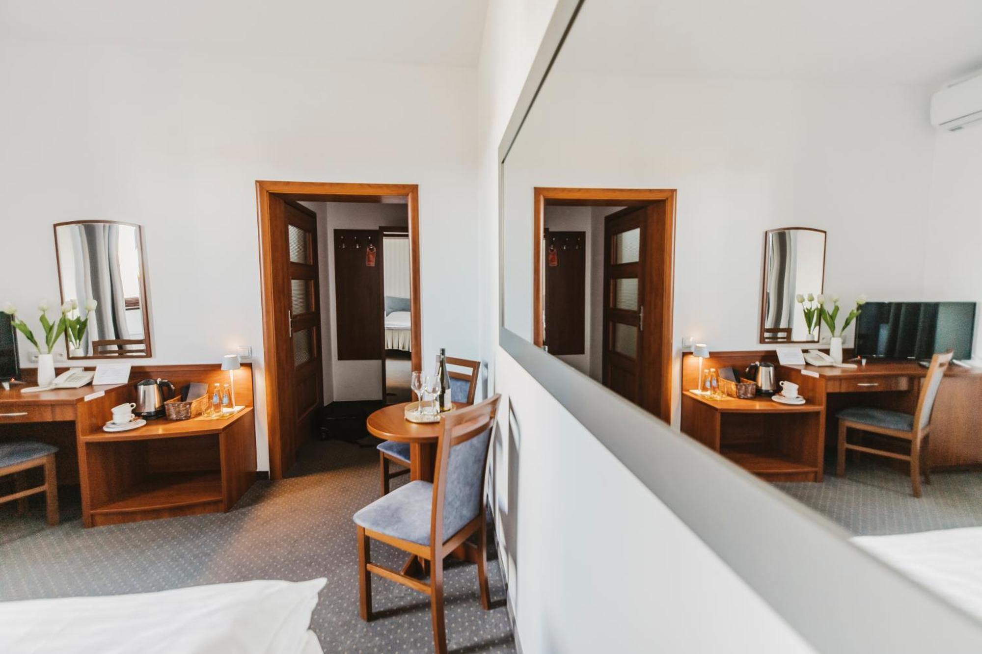 Hotel I Restauracja Borowianka 오스토프 빌코폴스키 외부 사진