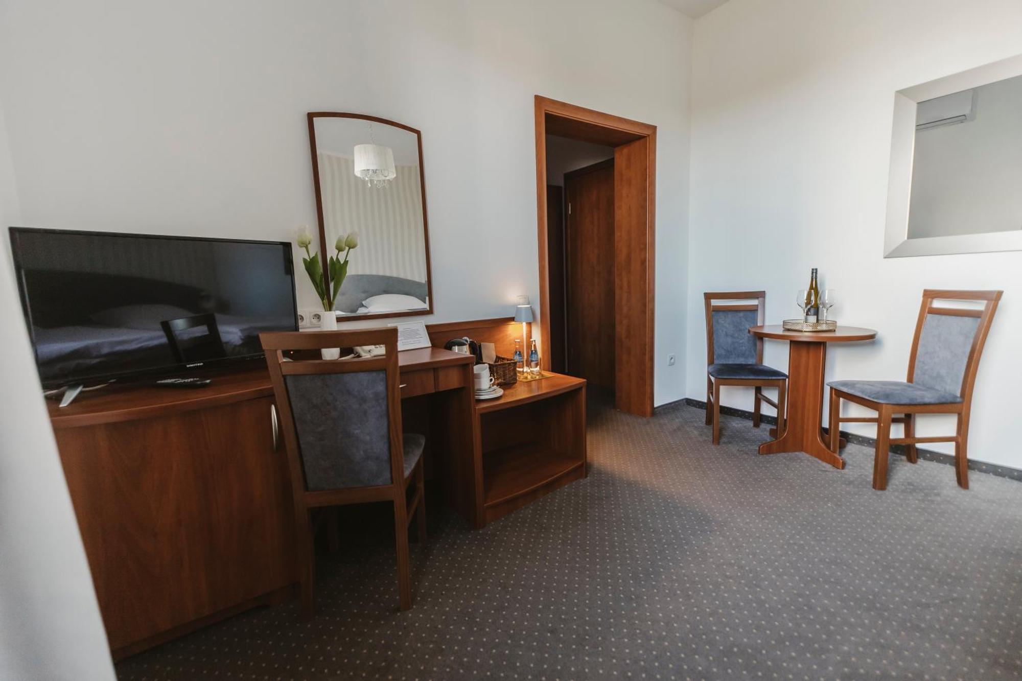 Hotel I Restauracja Borowianka 오스토프 빌코폴스키 외부 사진