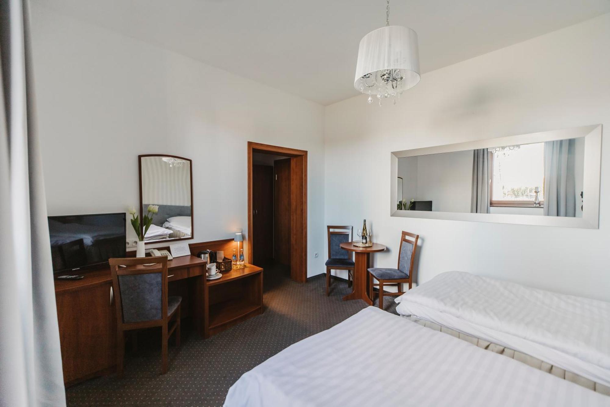 Hotel I Restauracja Borowianka 오스토프 빌코폴스키 외부 사진