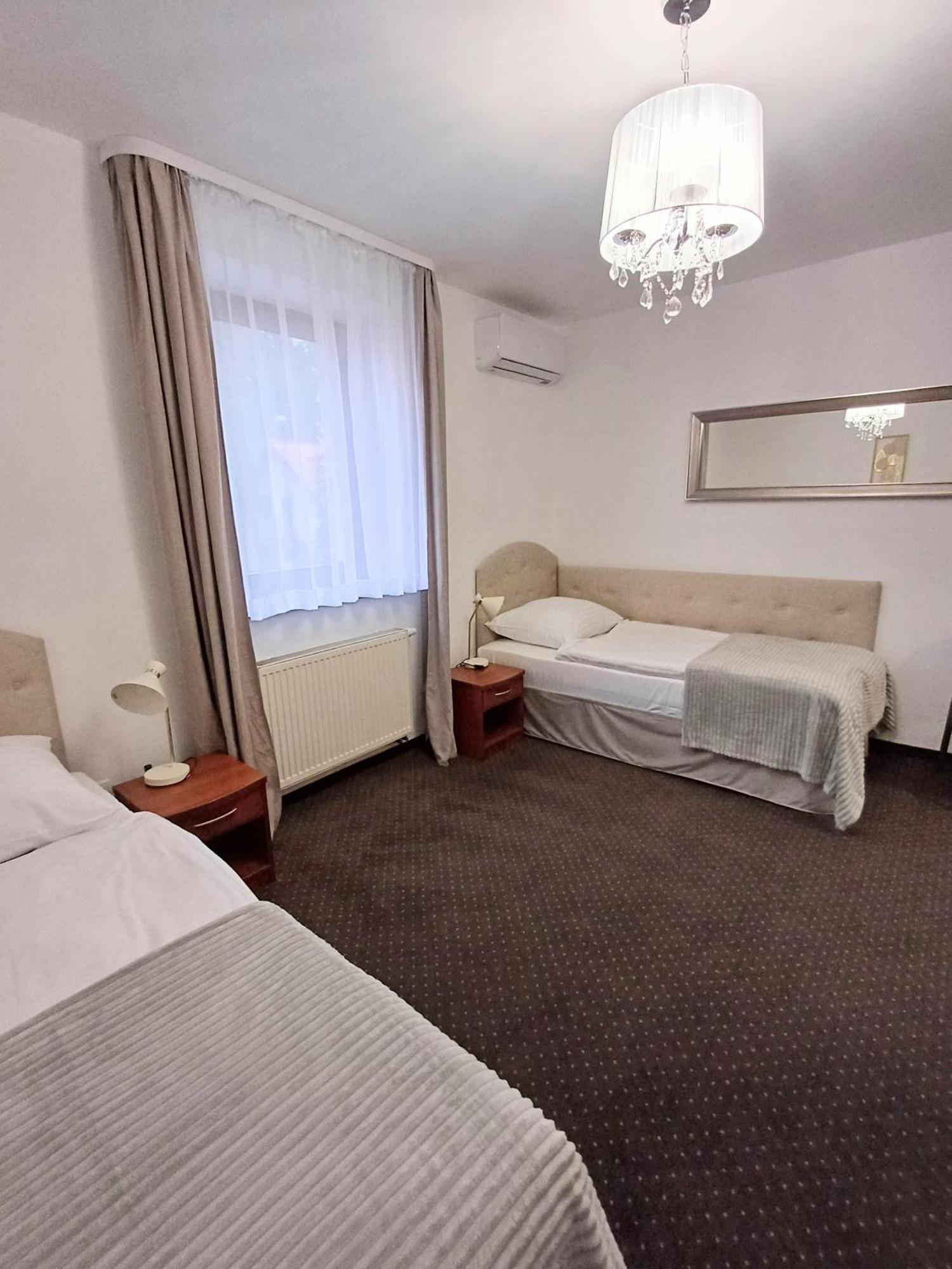 Hotel I Restauracja Borowianka 오스토프 빌코폴스키 외부 사진